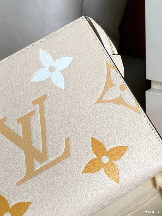 26 LOUIS POUCH VUITTON TOILETRY 0329